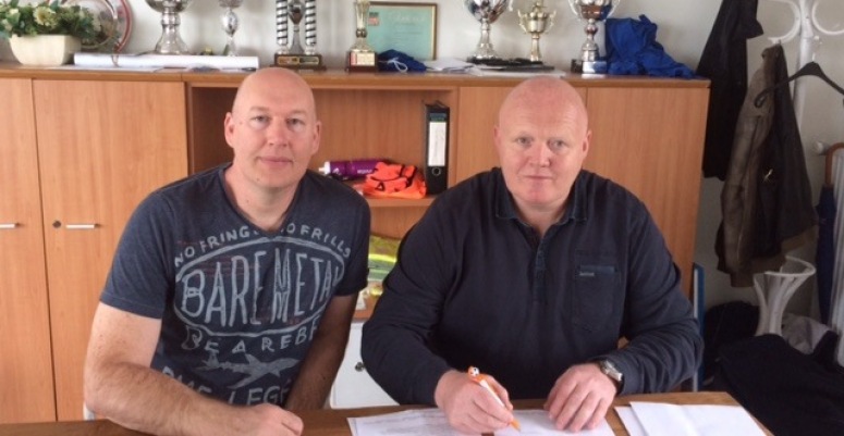 John Dunsbergen (rechts) tekent zijn nieuwe contract als trainer van SV Hertha.  Links Michel Klinkhamer (voorzitter SV Hertha).